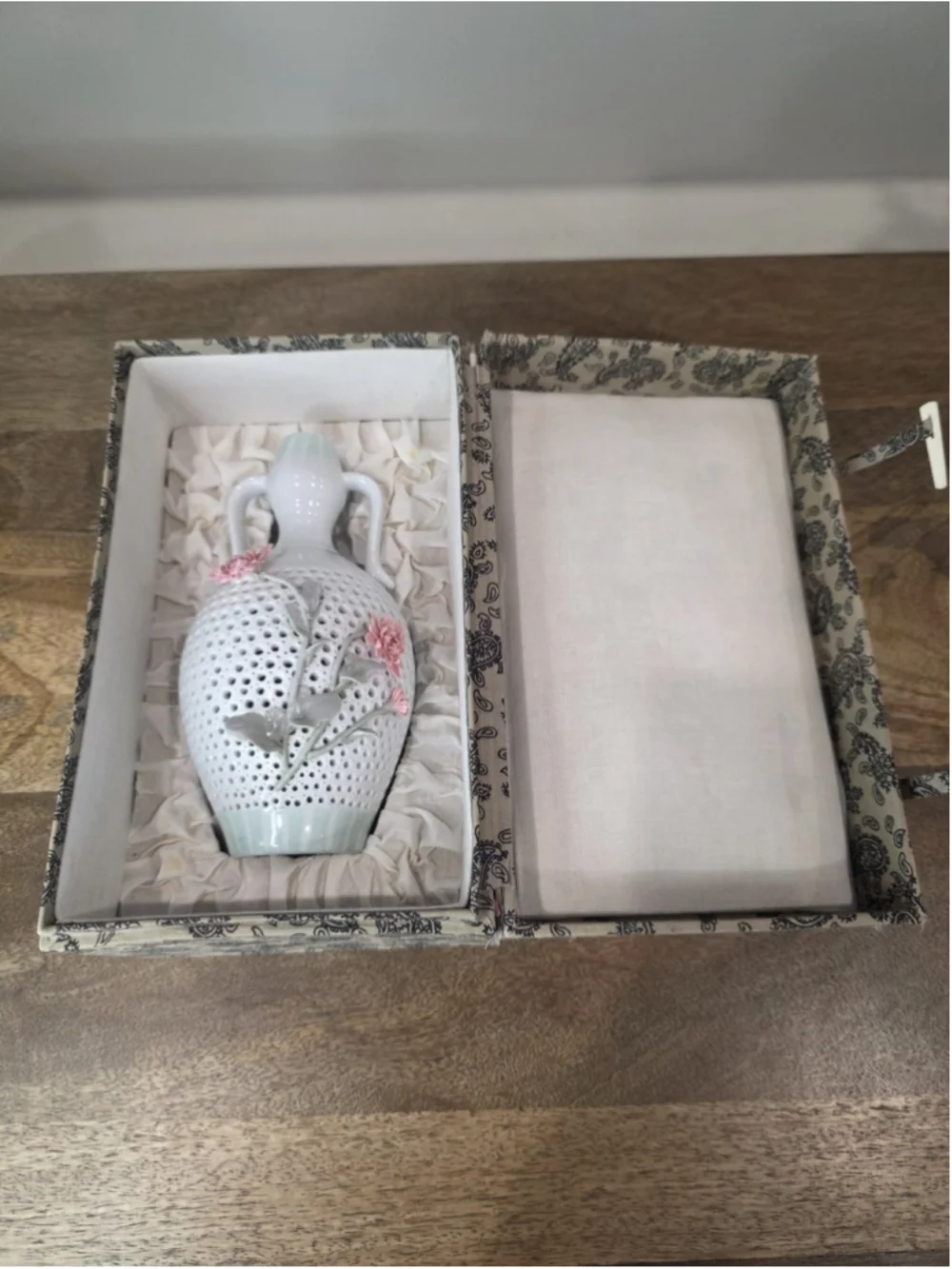 VTG Reticulated Porcelain Double Handle Floral Vase Pink Flowers Boxed 7